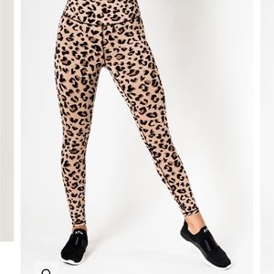 Studio IVL leggings in cheetah print
